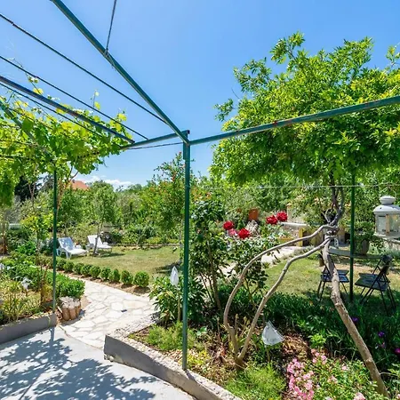 Two-bedroom Holiday In Donji Karin