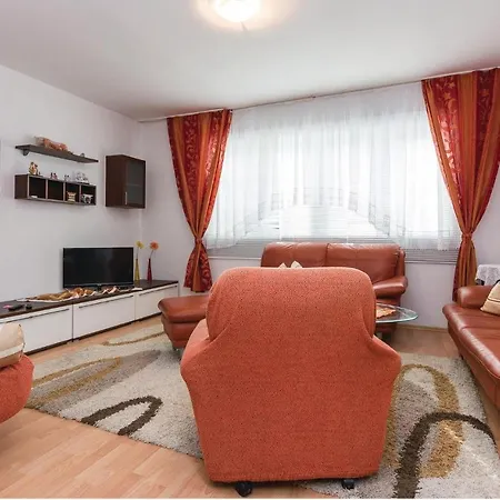 Two-bedroom Holiday In Donji Karin