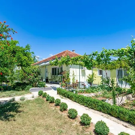 Two-bedroom Holiday In * Donji Karin