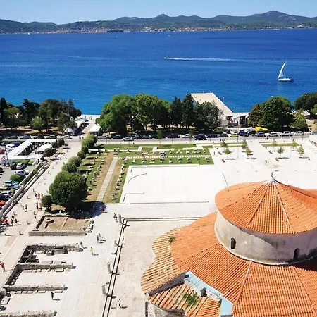 Two-bedroom Holiday In Donji Karin